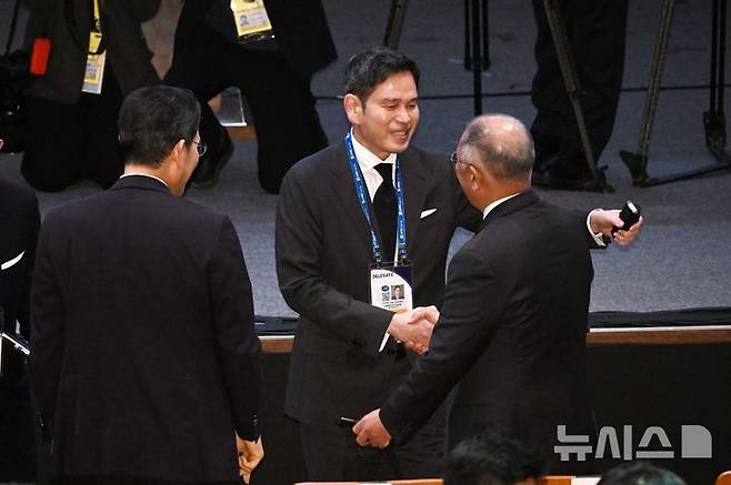 [경주=뉴시스] 추상철 기자 = 이재용 삼성전자 회장, 정의선 현대자동차그룹 회장, 정용진 신세계 회장이 29일 경북 경주예술의전당에서 열린  아시아태평양경제협력체(APEC) 정상회의 최고경영자(CEO) 서밋(Summit) 개회식에서 인사를 나누고 있다. (공동취재) 2025.10.29. photo@newsis.com