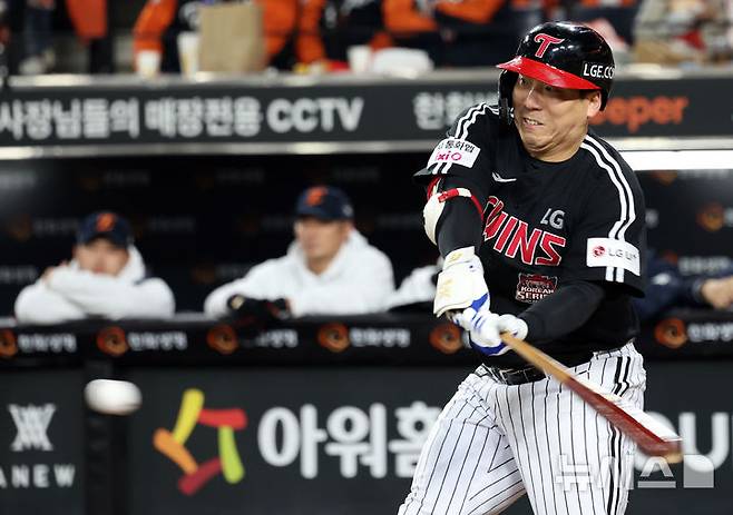 [대전=뉴시스] 강종민 기자 = 31일 대전 중구 한화생명볼파크에서 열린 2025 KBO 한국시리즈 5차전 LG 트윈스와 한화 이글스의 경기에서 8회초 무사 1루 상황에서 LG 김현수가 안타를 때리고 있다. 2025.10.31. ppkjm@newsis.com