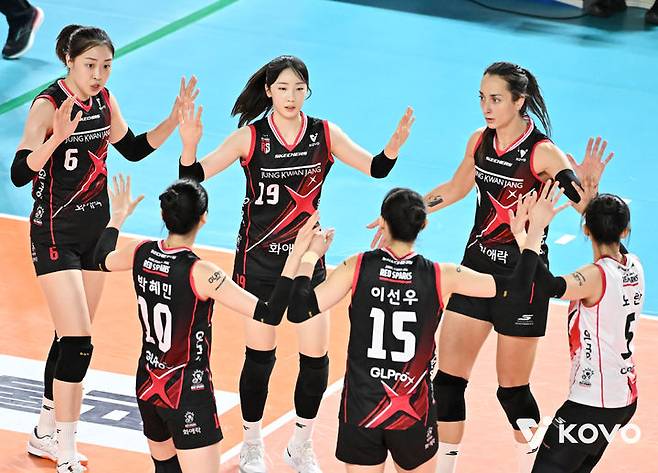 [서울=뉴시스] 여자배구 정관장 선수들이 31일 대전충무체육관에서 열린 진에어 2025~2026 V-리그 여자부 경기에서 IBK기업은행을 상대로 득점에 성공한 뒤 기뻐하고 있다. (사진=KOVO 제공) 2025.10.31.  *재판매 및 DB 금지