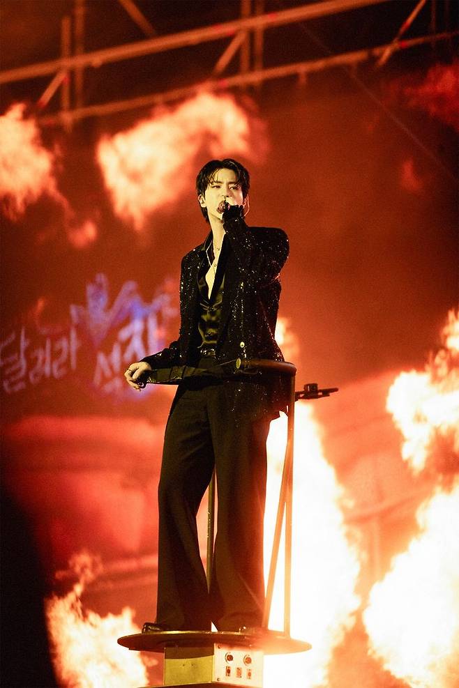 [인천=뉴시스] 글로벌 슈퍼 그룹 '방탄소년단'(BTS) 진(JIN·김석진)이 31일 인천 미추홀구 인천문학경기장 주경기장에서 펼친 첫 솔로 팬콘서트 앙코르 '#런석진_이피.투어_앙코르(RUNSEOKJIN_EP.TOUR_ENCORE)'를 펼치고 있다. (사진 = 빅히트 뮤직 제공) 2025.10.31. photo@newsis.com *재판매 및 DB 금지