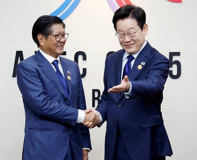 이재명 대통령이 31일 APEC 정상회의장인 경북 경주화백컨벤션센터에서 열린 페르디난드 마르코스 필리핀 대통령과의 정상회담에서 기념 촬영 후 자리를 안내하고 있다. 연합뉴스
