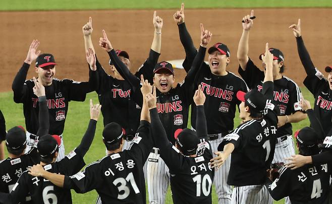 LG 트윈스 선수들이 31일 대전한화생명볼파크에서 열린 2025 프로야구 KBO리그 포스트시즌 한국시리즈 한화 이글스와의 5차전에서 승리하며 통합 우승을 차지한 뒤 기뻐하고 있다. 연합뉴스