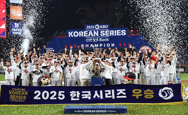 31일 대전한화생명볼파크에서 열린 2025 프로야구 KBO리그 포스트 시즌 한국 시리즈 시상식에서 통합 우승을 차지한 LG 트윈스 선수들이 기념 촬영을 하고 있다. 연합뉴스