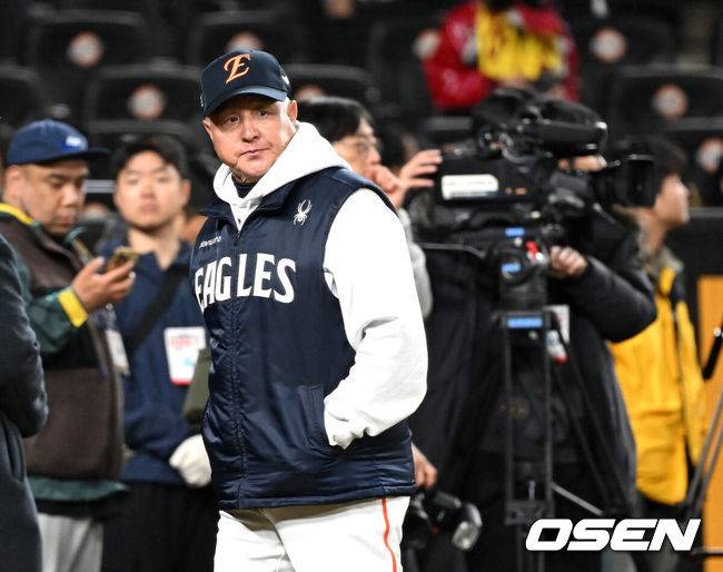 [OSEN=대전, 이대선 기자] 프로야구 LG 트윈스가 9회에만 6점을 올리는 극적인 역전승을 거두고 한국시리즈 승기를 잡았다.LG는 30일 대전 한화생명볼파크에서 열린 2025 신한 SOL뱅크 KBO 한국시리즈 4차전 한화 이글스와의 경기에서 7-4로 승리했다. 이날 승리로 LG는 시리즈 전적 3승 1패를 선점했다. 역대 한국시리즈에서 3승 1패를 선점한 팀이 우승한 확률은 94.4%(17/18)다. LG의 한국시리즈 우승까지는 단 1승이 남았다.한화 김경문 감독이 경기장을 나가고 있다. 2025.10.30 /sunday@osen.co.kr