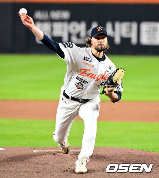 [OSEN=대전, 지형준 기자] 30일 대전 한화생명볼파크에서 2025 신한 SOL Bank KBO리그 포스트시즌 한국시리즈 4차전 한화 이글스와 LG 트윈스의 경기가 열렸다.이날 경기에 한화는 와이스를, LG는 치리노스를 선발투수로 내세웠다. 1회초 한화 와이스가 역투하고 있다. 2025.10.30 / jpnews@osen.co.kr