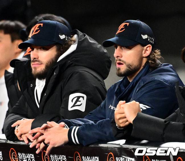 [OSEN=대전, 지형준 기자] 프로야구 LG 트윈스가 9회에만 6점을 올리는 극적인 역전승을 거두고 한국시리즈 승기를 잡았다.LG는 30일 대전 한화생명볼파크에서 열린 2025 신한 SOL뱅크 KBO 한국시리즈 4차전 한화 이글스와의 경기에서 7-4로 승리했다. 이날 승리로 LG는 시리즈 전적 3승 1패를 선점했다. 역대 한국시리즈에서 3승 1패를 선점한 팀이 우승한 확률은 94.4%(17/18)다. LG의 한국시리즈 우승까지는 단 1승이 남았다.&nbsp;9회말 한화 폰세, 와이스가 경기를 지켜보고 있다. 2025.10.30 /jpnews@osen.co.kr