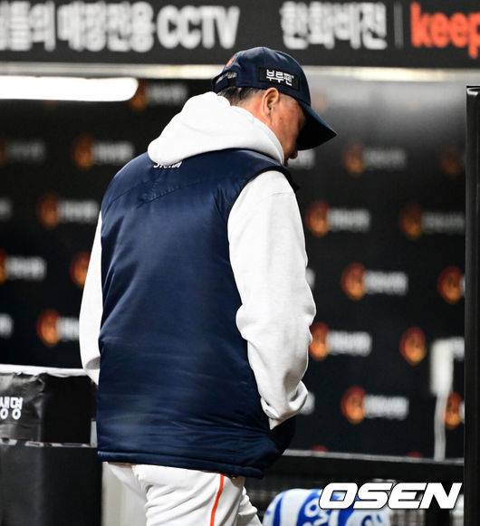 [OSEN=대전, 지형준 기자] 프로야구 LG 트윈스가 9회에만 6점을 올리는 극적인 역전승을 거두고 한국시리즈 승기를 잡았다.LG는 30일 대전 한화생명볼파크에서 열린 2025 신한 SOL뱅크 KBO 한국시리즈 4차전 한화 이글스와의 경기에서 7-4로 승리했다. 이날 승리로 LG는 시리즈 전적 3승 1패를 선점했다. 역대 한국시리즈에서 3승 1패를 선점한 팀이 우승한 확률은 94.4%(17/18)다. LG의 한국시리즈 우승까지는 단 1승이 남았다. 한화 김경문 감독이 인터뷰를 마친 뒤  그라운드를 나서고 있다. 2025.10.30 /jpnews@osen.co.kr