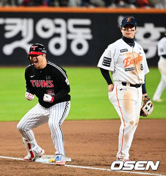 [OSEN=대전, 지형준 기자] 30일 대전 한화생명볼파크에서 2025 신한 SOL Bank KBO리그 포스트시즌 한국시리즈 4차전 한화 이글스와 LG 트윈스의 경기가 열렸다.이날 경기에 한화는 와이스를, LG는 치리노스를 선발투수로 내세웠다. 9회초 2사 1루에서 LG 문보경이 1타점 적시 2루타를 날리며 기뻐하고 있다. 2025.10.30 / jpnews@osen.co.kr