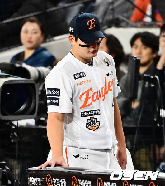 [OSEN=대전, 지형준 기자] 프로야구 LG 트윈스가 9회에만 6점을 올리는 극적인 역전승을 거두고 한국시리즈 승기를 잡았다.LG는 30일 대전 한화생명볼파크에서 열린 2025 신한 SOL뱅크 KBO 한국시리즈 4차전 한화 이글스와의 경기에서 7-4로 승리했다. 이날 승리로 LG는 시리즈 전적 3승 1패를 선점했다. 역대 한국시리즈에서 3승 1패를 선점한 팀이 우승한 확률은 94.4%(17/18)다. LG의 한국시리즈 우승까지는 단 1승이 남았다.&nbsp;9회 한화 김서현이 아쉬워하고 있다. 2025.10.30 /jpnews@osen.co.kr