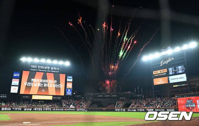 [OSEN=대전, 이대선 기자] 프로야구 LG 트윈스가 9회에만 6점을 올리는 극적인 역전승을 거두고 한국시리즈 승기를 잡았다.LG는 30일 대전 한화생명볼파크에서 열린 2025 신한 SOL뱅크 KBO 한국시리즈 4차전 한화 이글스와의 경기에서 7-4로 승리했다. 이날 승리로 LG는 시리즈 전적 3승 1패를 선점했다. 역대 한국시리즈에서 3승 1패를 선점한 팀이 우승한 확률은 94.4%(17/18)다. LG의 한국시리즈 우승까지는 단 1승이 남았다.경기 종료 후 불꽃쇼가 진행되고 있다. 2025.10.30 /sunday@osen.co.kr
