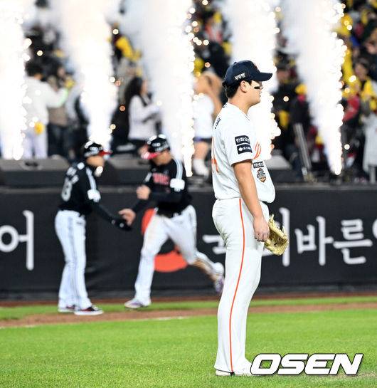 [OSEN=대전, 이대선 기자] 30일 대전 한화생명볼파크에서 2025 신한 SOL Bank KBO리그 포스트시즌 한국시리즈 4차전 한화 이글스와 LG 트윈스의 경기가 열렸다.이날 경기에 한화는 와이스를, LG는 치리노스를 선발투수로 내세웠다. 9회초 무사 1루에서 한화 김서현이 LG 박동원에게 중월 투런 홈런을 허용하고 있다. 2025.10.30 /sunday@osen.co.kr