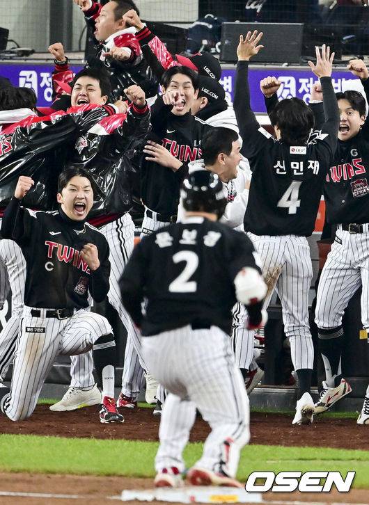 [OSEN=대전, 박준형 기자] 30일 대전 한화생명볼파크에서 2025 신한 SOL Bank KBO리그 포스트시즌 한국시리즈 4차전 한화 이글스와 LG 트윈스의 경기가 열렸다.이날 경기에 한화는 와이스를, LG는 치리노스를 선발투수로 내세웠다. 9회초 2사 1루 LG 문보경의 역전 1타점 적시 3루타때 LG 선수들이 기뻐하고 있다.  2025.10.30 / soul1014@osen.co.kr