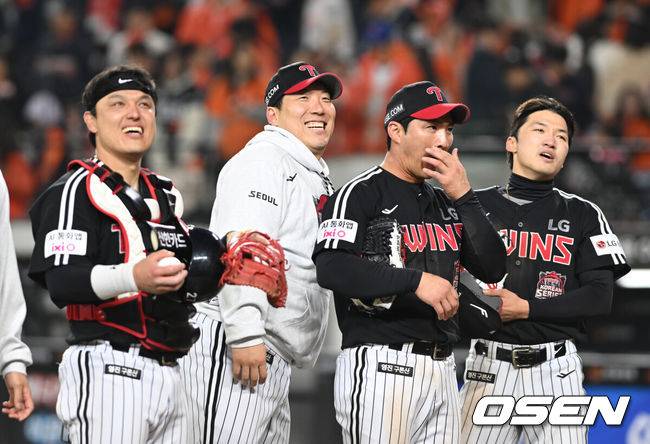 [OSEN=대전, 손용호 기자] 30일 대전 한화생명볼파크에서 2025 신한 SOL Bank KBO리그 포스트시즌 한국시리즈 4차전, LG는 9회 박동원의 투런 홈런과 김현수의 역전 2타점 안타를 내세워 한화에 7-4로 대역전극을 만들어냈다.LG 김현수가 팬들을 향해 환하게 웃고 있다.  2025.10.30/spjj@osen.co.kr