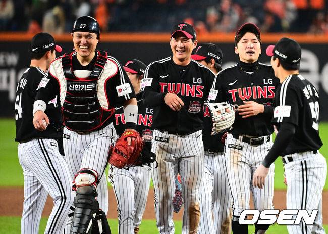 [OSEN=대전, 지형준 기자] 프로야구 LG 트윈스가 9회에만 6점을 올리는 극적인 역전승을 거두고 한국시리즈 승기를 잡았다.LG는 30일 대전 한화생명볼파크에서 열린 2025 신한 SOL뱅크 KBO 한국시리즈 4차전 한화 이글스와의 경기에서 7-4로 승리했다. 이날 승리로 LG는 시리즈 전적 3승 1패를 선점했다. 역대 한국시리즈에서 3승 1패를 선점한 팀이 우승한 확률은 94.4%(17/18)다. LG의 한국시리즈 우승까지는 단 1승이 남았다. 경기를 마치고 LG 선수들이 승리를 기뻐하고 있다. 2025.10.30 /jpnews@osen.co.kr