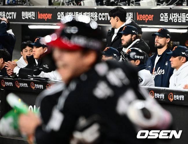 [OSEN=대전, 지형준 기자] 30일 대전 한화생명볼파크에서 2025 신한 SOL Bank KBO리그 포스트시즌 한국시리즈 4차전 한화 이글스와 LG 트윈스의 경기가 열렸다.이날 경기에 한화는 와이스를, LG는 치리노스를 선발투수로 내세웠다. 9회초 2사 2,3루에서 LG 김현수가 역전 2타점 우전 적시타를 날리자 한화 더그아웃의 선수들이 아쉬워하고 있다. 2025.10.30 / jpnews@osen.co.kr