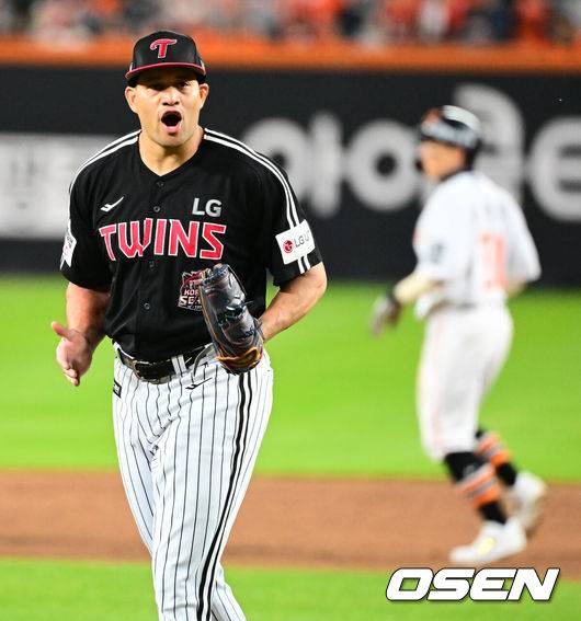 [OSEN=대전, 지형준 기자] 30일 대전 한화생명볼파크에서 2025 신한 SOL Bank KBO리그 포스트시즌 한국시리즈 4차전 한화 이글스와 LG 트윈스의 경기가 열렸다.이날 경기에 한화는 와이스를, LG는 치리노스를 선발투수로 내세웠다. 3회말 2사 1루에서 LG 치리노스가 한화 문현빈을 삼진 처리하며 기뻐하고 있다. 2025.10.30 / jpnews@osen.co.kr