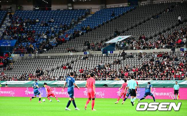 [OSEN=서울월드컵경기장, 지형준 기자]홍명보 감독이 이끄는 대한민국 대표팀과 파라과이의 A매치 평가전이 14일 오후 서울월드컵경기장에서 열렸다.'남미 강호' 파라과이는 지난 10일 일본 원정에서 2-2 무승부를 거두고 온 팀이다. 이번 경기는 홍명보호의 2026 북중미 월드컵 포트 배정을 두고도 중요한 일전이다. 현재 한국은 오스트리아, 호주, 에콰도르와 치열한 포트 2 막차 경쟁을 벌이고 있다.전반 관중석이 절반 가까이 비어진 채 경기가 펼쳐지고 있다. 2025.10.14. /jpnews@osen.co.kr