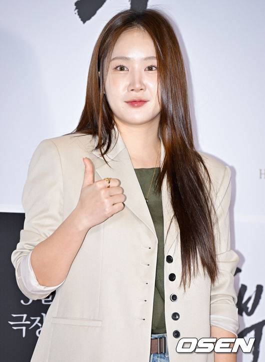 [OSEN=조은정 기자]19일 오후 서울 용산구 한강대로 CGV 용산아이파크몰에서 영화 '승부' VIP 시사회 포토월 행사가 열렸다.영화 '승부'는 대한민국 최고의 바둑 레전드 조훈현(이병헌 분)이 제자와의 대결에서 패한 후 타고난 승부사 기질로 다시 한번 정상에 도전하는 이야기를 그린다.가수 소유가 포즈를 취하고 있다. 2025.03.19 /cej@osen.co.kr