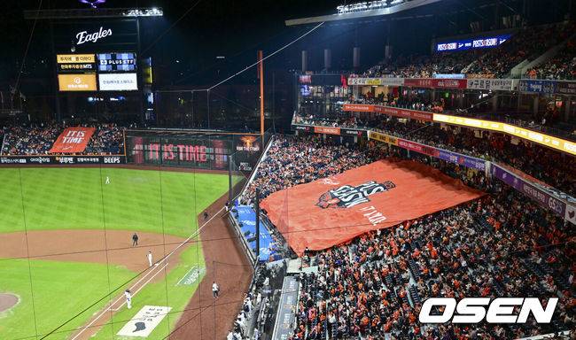 [OSEN=대전, 박준형 기자] 31일 대전 한화생명볼파크에서 2025 신한 SOL Bank KBO리그 포스트시즌 한국시리즈 5차전 한화 이글스와 LG 트윈스의 경기가 열렸다.이날 경기에 한화는 문동주를, LG는 톨허스트를 선발투수로 내세웠다. 경기 앞서 한화 응원단이 대형 현수막으로 응원을 펼치고 있다. . 2025.10.31 / soul1014@osen.co.kr