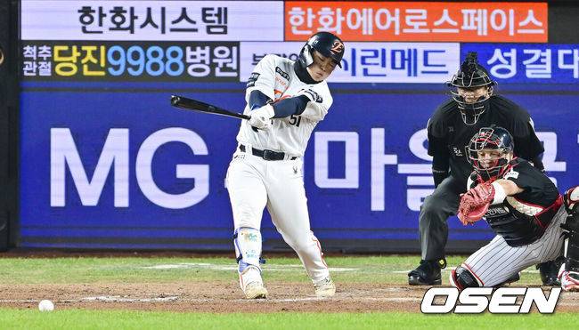 [OSEN=대전, 박준형 기자] 31일 대전 한화생명볼파크에서 2025 신한 SOL Bank KBO리그 포스트시즌 한국시리즈 5차전 한화 이글스와 LG 트윈스의 경기가 열렸다.이날 경기에 한화는 문동주를, LG는 톨허스트를 선발투수로 내세웠다. 3회말 무사 1,2루 한화 문현빈이 병살타를 날리고 있다.  2025.10.31 / soul1014@osen.co.kr