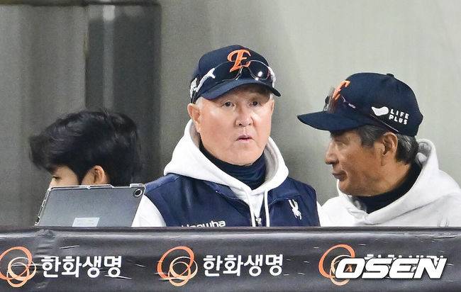 [OSEN=대전, 박준형 기자] 31일 대전 한화생명볼파크에서 2025 신한 SOL Bank KBO리그 포스트시즌 한국시리즈 5차전 한화 이글스와 LG 트윈스의 경기가 열렸다.이날 경기에 한화는 문동주를, LG는 톨허스트를 선발투수로 내세웠다. 6회초 한화 김경문 감독이 경기를 지켜보고 있다  2025.10.31 / soul1014@osen.co.kr