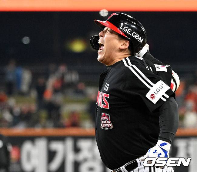 [OSEN=대전, 이대선 기자] 30일 대전 한화생명볼파크에서 2025 신한 SOL Bank KBO리그 포스트시즌 한국시리즈 4차전 한화 이글스와 LG 트윈스의 경기가 열렸다.이날 경기에 한화는 와이스를, LG는 치리노스를 선발투수로 내세웠다. 9회초 2사 2,3루에서 LG 김현수가 우전 적시 2루타를 치고 환호하고 있다. 2025.10.30 /sunday@osen.co.kr