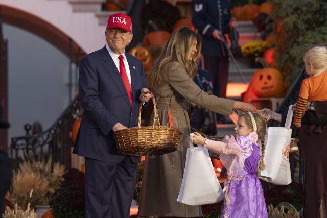 ▲30일(현지시간) 도널드 트럼프 미국 대통령(왼쪽)과 배우자 멜라니아 트럼프가 미 워싱턴DC 백악관에서 열린 핼러윈 행사에 참여한 어린이를 맞이하고 있다. ⓒEPA=연합뉴스