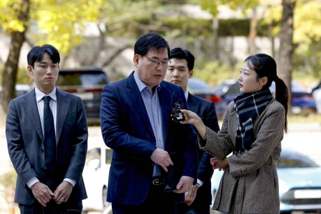 ▲대장동 개발 비리 의혹으로 재판에 넘겨진 유동규 전 성남도시개발공사 기획본부장이 31일 서울 서초구 중앙지법에서 열린 1심 선고공판에 출석하며 입장을 밝히고 있다. ⓒ연합뉴스