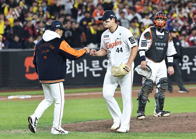 30일 대전한화생명볼파크에서 열린 2025 프로야구 KBO리그 포스트시즌 한국시리즈 4차전 LG 트윈스와 한화 이글스의 경기. 9회초 한화 김서현이 교체되고 있다.&nbsp;연합뉴스