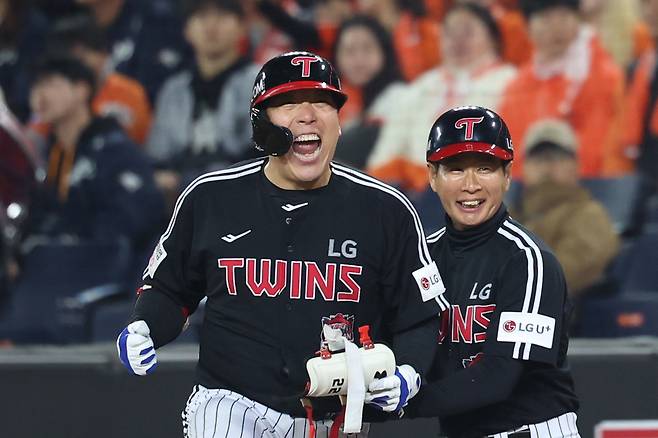 30일 대전 중구 한화생명볼파크에서 열린 2025 KBO 한국시리즈 4차전 LG 트윈스와 한화 이글스의 경기, LG 9회초 공격 2사 주자 2, 3루서 김현수가 2타점 역전 적시타를 때린 뒤 환호하고 있다. 뉴시스