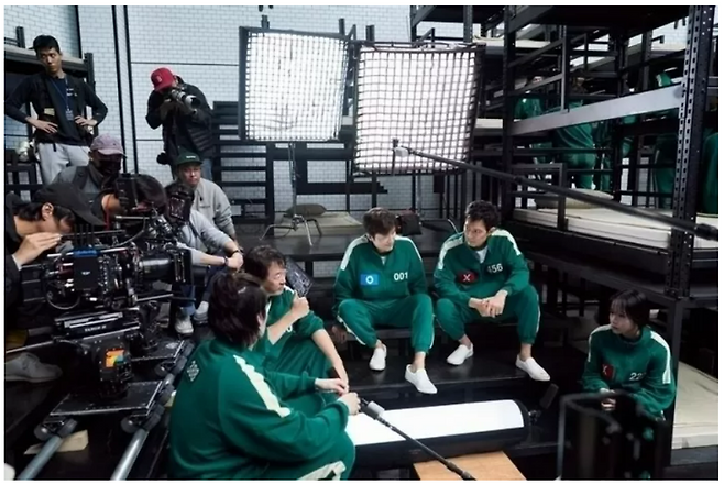 넷플릭스 게임 사업은 지금 멈췄지만, 이 실패는 단순한 사업 철수가 아닌 미디어 산업의 경계가 무너지는 과정에서 얻은 값비싼 수업료일지도 모른다. 넷플릭스 제공