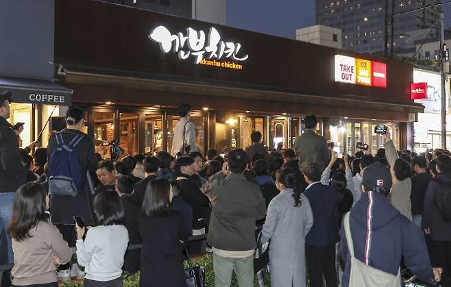 젠슨황·이재용·정의선 ‘깐부회동’ 시작 전부터 열기 ‘후끈’ - 30일 서울 삼성동 인근 깐부치킨에서 젠슨 황 엔비디아 최고경영자가 이재용 삼성전자 회장, 정의선 현대차 그룹 회장이 회동할 것으로 알려지자 취재진과 시민들로 붐비고 있다. 2025.10.30 공동취재