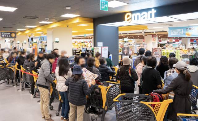 '2025 대한민국 쓱데이'가 시작하는 30일 서울 이마트 용산점에서 고객들이 오픈 전부터 대기하고 있다. 사진 제공=이마트