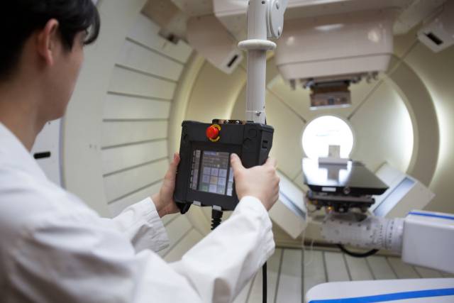 삼성서울병원 의료진이 양성자치료기를 가동하고 있다. 사진 제공=삼성서울병원