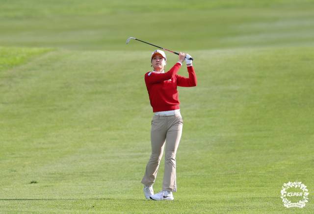 아이언 샷을 하고 있는 전인지. 사진 제공=KLPGA