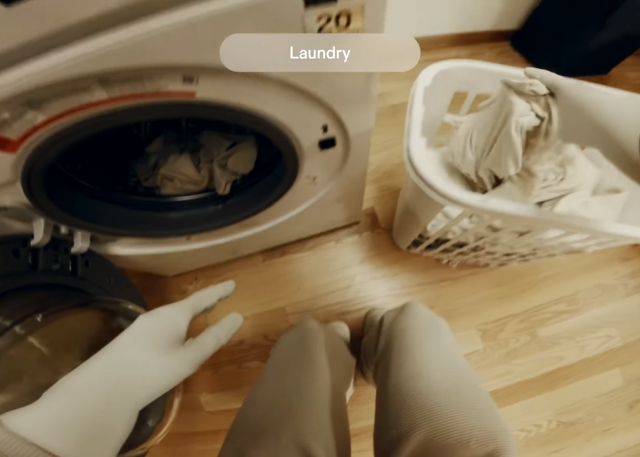 가정용 휴머노이드 로봇 ‘네오’가 집안 일을 하는 모습. 1X 테크놀로지스 유튜브 갈무리