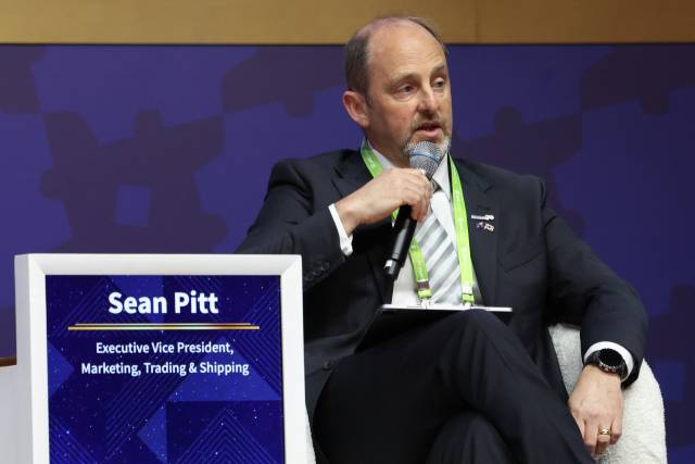 호주 가스 생산 업체 산토스의 숀 피트 부사장이 31일 경주 예술의전당에서 열린 아시아태평양경제협력체(APEC) 최고경영자(CEO) 서밋에서 ‘아시아 태평양 LNG 협력’을 주제로 발언하고 있다. 연합뉴스