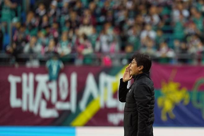 대전하나시티즌이 황선홍 감독과 동행을 이어간다. 대전하나는 황 감독이 지난해 소방수로&nbsp;부임한 뒤 팀의 잔류를 이끈 점과 올해 창단 첫 파이널 A 진입에 성공한 사실을 높게 평가해 재계약을 추진했다. 사진제공│대전하나시티즌