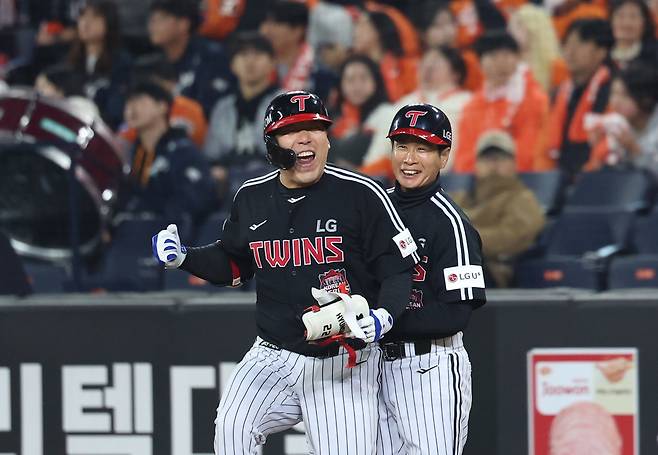 LG 김현수(왼쪽)가&nbsp;30일 대전한화생명볼파크서 열린 KS 4차전 9회초&nbsp;2사 2·3루서 역전 결승 2타점 적시타를&nbsp;쳐낸 뒤 송지만 코치와 함께 환호하고 있다. 김현수는&nbsp;PS 통산 최다 102번째 안타를 결승타로 장식하며 LG의&nbsp;7-4&nbsp;승리를 이끌었다. 대전｜뉴시스