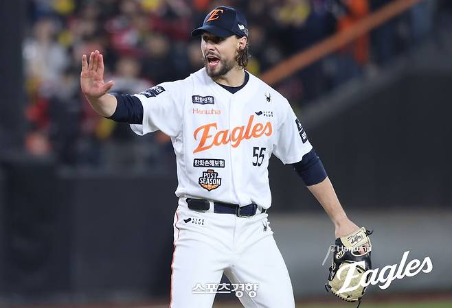 한화 라이언 와이스가 30일 대전 한화생명볼파크에서 열린 LG와의 한국시리즈 4차전에서 8회 아웃카운트 2개를 잡은 뒤 마지막 아웃카운트까지 책임지겠다는 제스처를 취하고있다. 한화이글스 제공