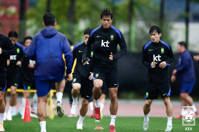 축구대표팀 수비수 김주성이 지난 5일 브라질전을 앞두고 훈련하고 있다. 대한축구협회 제공
