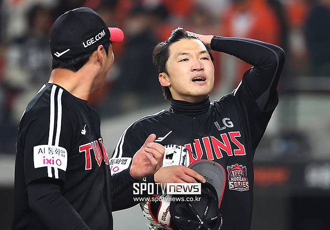 ▲ 한국시리즈 4차전 대역전승 뒤 눈물을 흘리는 LG 주장 박해민. ⓒ곽혜미 기자