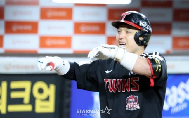 LG 박동원이 30일 한화와 한국시리즈 4차전에서 9회초 투런 홈런을 날린 뒤 세리머니를 하고 있다. /사진=강영조 선임기자