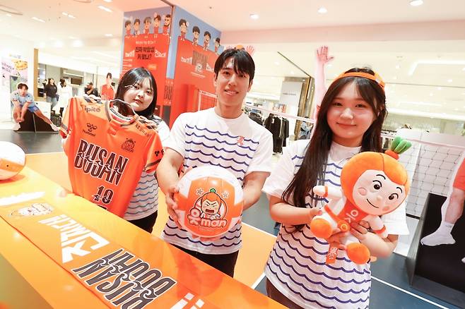 롯데백화점 부산본점에서 운영된 부산 OK 읏맨 팝업스토어. /사진=OK저축은행 배구단 제공