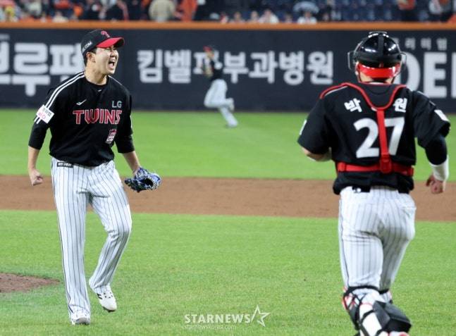 유영찬(왼쪽)이 30일 한국시리즈 4차전 승리를 지켜낸 뒤 포효하고 있다. /사진=강영조 선임기자