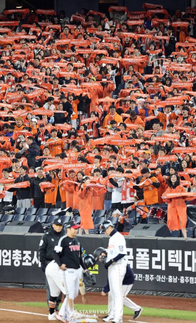 한화 팬들이 31일 한국시리즈 5차전에서 관중석을 가득 채우고 응원을 펼치고 있다. /사진=강영조 선임기자