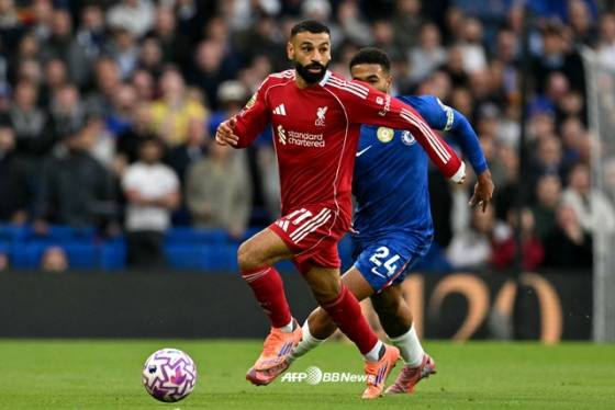 경기에 집중하는 리버풀 모하메드 살라(왼쪽). /AFPBBNews=뉴스1