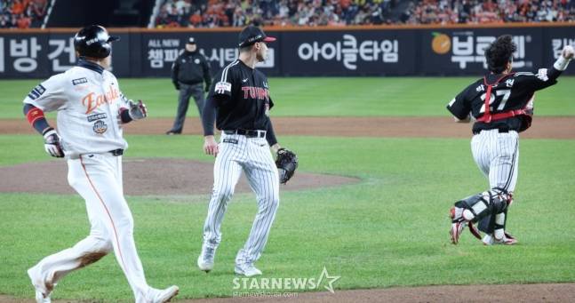 박동원(오른쪽)이 번트 타구를 침착히 잡아 1루에 송구를 하고 있다. /사진=김진경 대기자