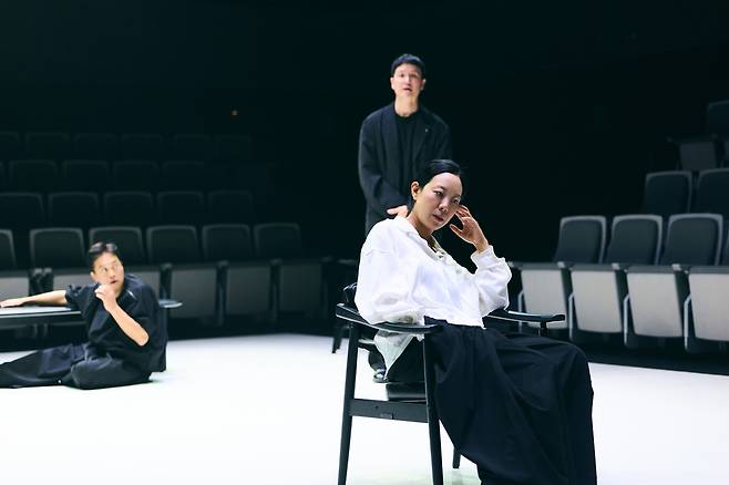 연극 <유령들>의 긍정적이고 담대한 알빙 부인으로 분한 양조아 배우. 양손프로젝트·LG아트센터 제공