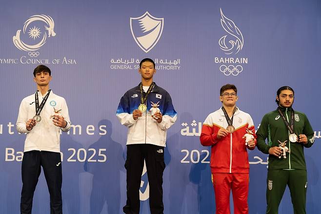 (왼쪽 두 번째) 김건호가 '2025 제3회 바레인아시아청소년경기대회'에서 주짓수 -85kg급에서 금메달을 따냈다. 사진 대한체육회